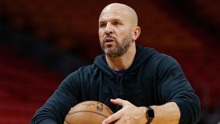 Jason Kidd dishes a pass at a Lakers' practice