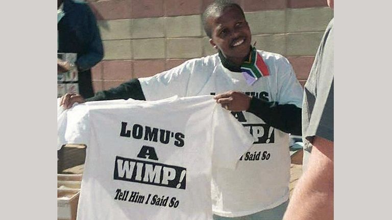 Johannesburg, SOUTH AFRICA: A vendor sells T-shirts claiming New Zealand winger Jonah Lomu is a "wimp" outside Johannesburg's Ellis Park before the rugby World Cup final 24 June. New Zealand meets South Africa for the final later 24 June. AFP PHOTO (Photo credit should read NICHOLAS KAMM/AFP via Getty Images)