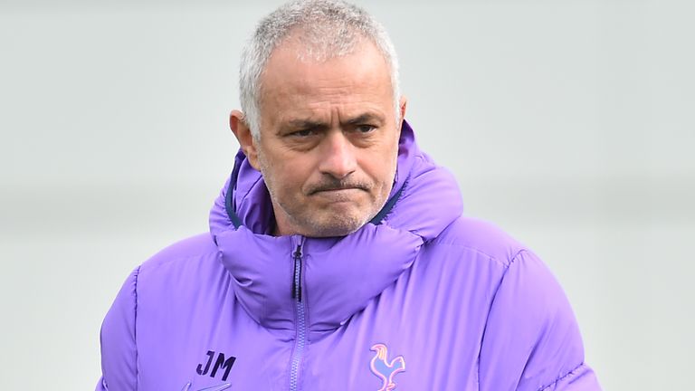 José Mourinho fue fotografiado tomando una pequeña sesión de entrenamiento en un parque