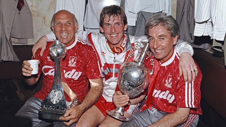 Sir Kenny Dalglish (C), avec l'aide des assistants Ronnie Moran (R) et Roy Evans (L), ont été les cerveaux derrière la dernière victoire du championnat de Liverpool.