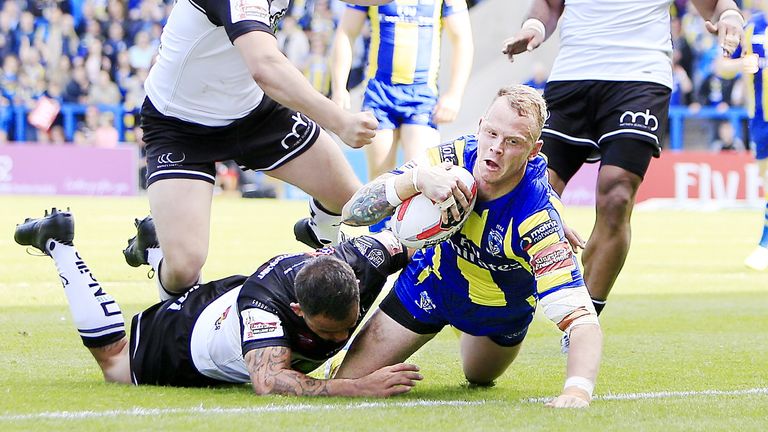 Picture by Chris Mangnall/SWpix.com - 14/05/2017 - Rugby League - Ladbrokes Challenge Cup - Warrington Wolves v Widnes Vikings - Halliwell Jones Stadium, Warrington, England
Warrington's Kevin Brown scores a try tackled by Widnes's Aaron Heremaia and Liam Walsh