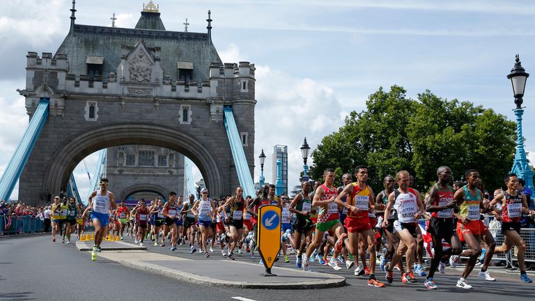 Los corredores pasan por debajo del emblemático Tower Bridge en el Maratón de Londres.