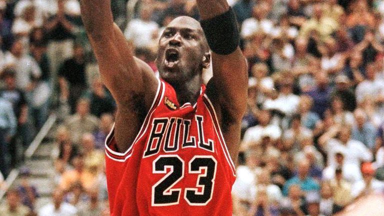Michael Jordan dispara un salto durante las finales de la NBA de 1998