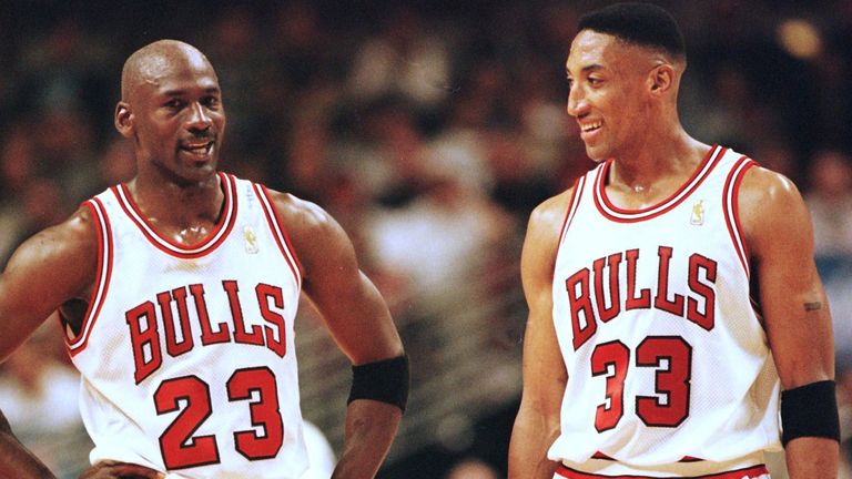 Michael Jordan y Scottie Pippen en acción para los Chicago Bulls durante las Finales de la Conferencia Este de 1998