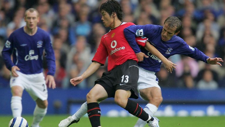 LIVERPOOL, ENGLAND - AUGUST 13: Ji-Sung Park of Manchester United clashes with Phil Neville of Everton during the Barclays Premiership match between Everton and Manchester United at Goodison Park on August 13 2005 in Liverpool, England. (Photo by Matthew Peters/Manchester United via Getty Images) *** Local Caption *** Ji-Sung Park;Phil Neville