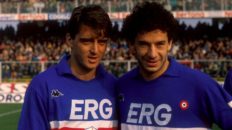 热那亚，意大利——1989年9月1日:桑普多利亚的罗伯托·曼奇尼(左)和吉安卢卡·维亚利在1989-1990赛季合影留念