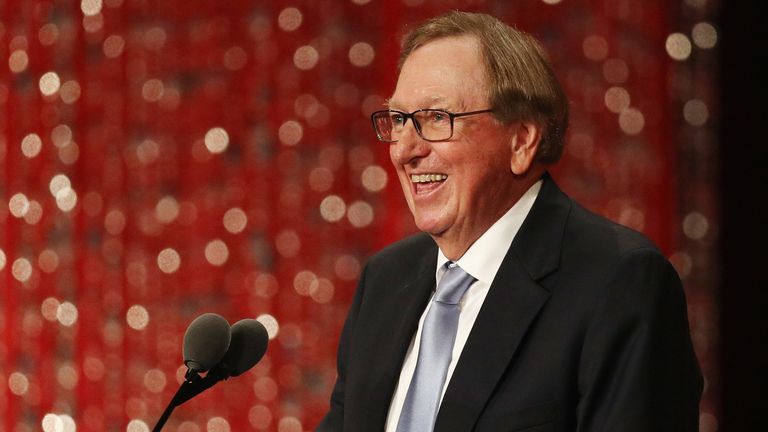 Veteran NBA executive Rod Thorn addresses the crowd at the Basketball Hall of Fame