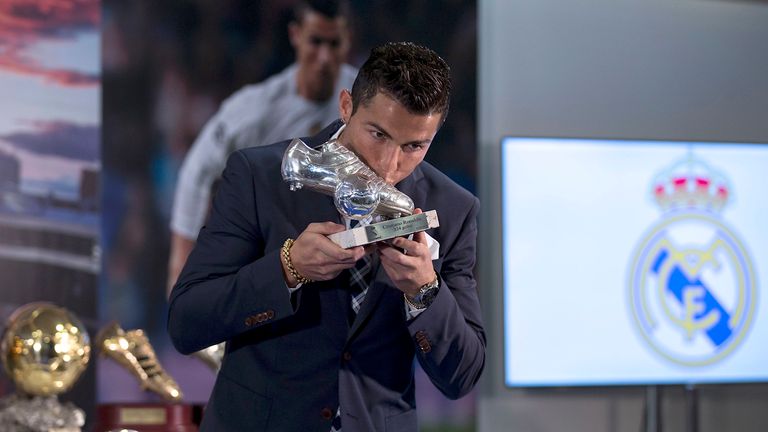 MADRID, SPAIN - OCTOBER 02:  Cristiano Ronaldo  kisses his trophy as all-time top scorer of of Real Madrid CF at Honour box-seat of Santiago Bernabeu  Stadium on October 2, 2015 in Madrid, Spain. Portuguese palyer Cristiano Ronaldo overtook on his last UEFA Champions League match against Malmo FF Raul,s record as Real Madrid all-time top scorer.  (Photo by Gonzalo Arroyo Moreno/Getty Images)