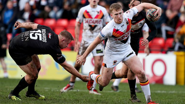 Picture by Paul Currie/SWpix.com - 02/02/2020 - Rugby League - Betfred Championship - Bradford Bulls v London Broncos - Tetleys Stadium, Dewsbury, England - Rowan Milnes of Bradford Bulls evades the tackle of Greg Richards of London Broncos