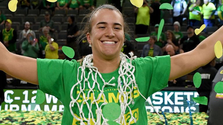 Sabrina Ionescu celebra una victoria de los Oregon Ducks