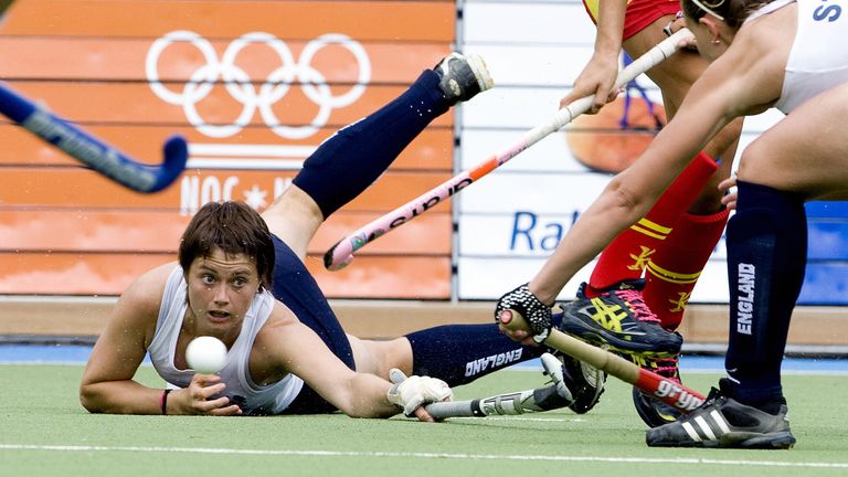 Sally Walton of England competes during the match Spain vs England (1-2) for the bronze medal in the Hockey on August 29, 2009 in Amstelveen. AFP PHOTO ANP KOEN SUYK netherlands out - belgium out (Photo credit should read KOEN SUYK/AFP via Getty Images)