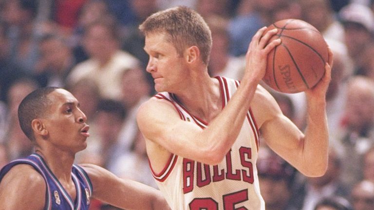 Steve Kerr protege el balón contra los Utah Jazz en las finales de la NBA de 1997