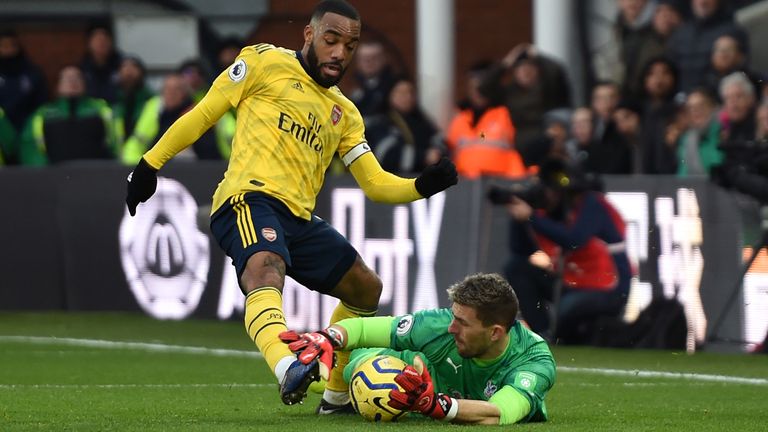 Vicente Guaita saves from Alexandre Lacazette