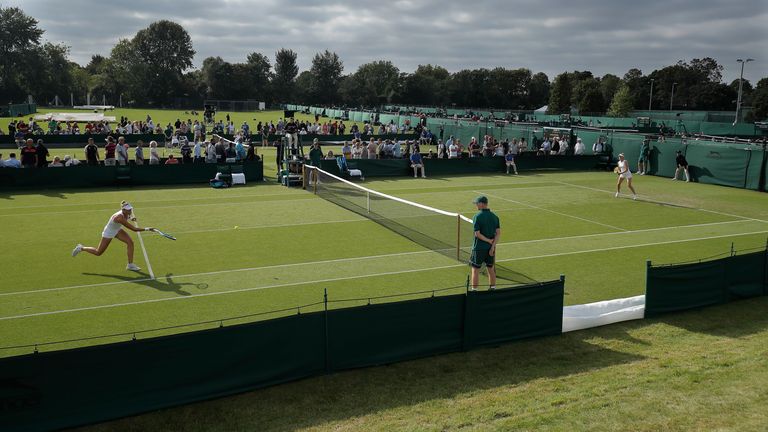 La LTA ha brindado apoyo financiero a los lugares de tenis, entrenadores, oficiales y jugadores.