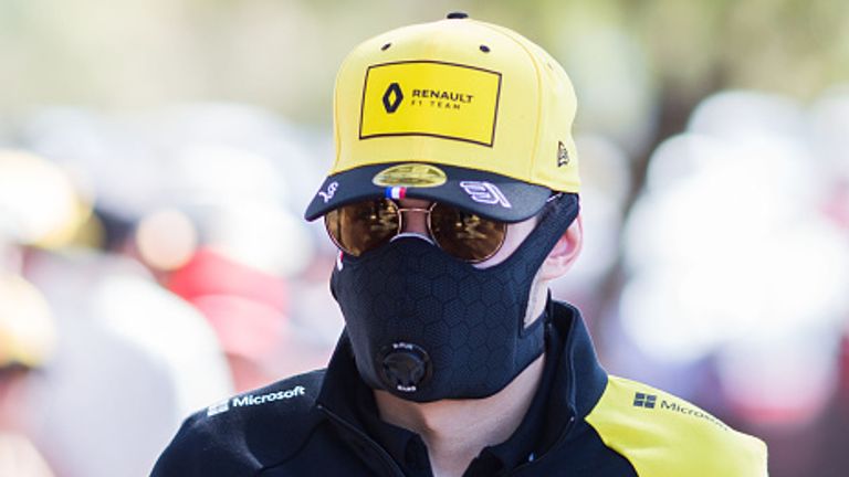 Esteban Ocon con una máscara protectora antes del Gran Premio de Australia aplazado en Melbourne