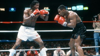 NEW YORK - 20 MAI: Mike Tyson și Mitch Green se luptă în timpul unui meci la categoria grea, pe 20 mai 1986, la Madison Square Garden, în cartierul Manhattan din New York City. Tyson a câștigat meciul în 10 runde cu UD. (Foto: Focus on Sport/Getty Images) *** Legenda locală *** Mike Tyson; Mitch Green