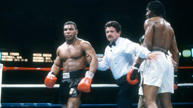 NEW YORK - 20 MAJA: Mike Tyson i Mitch Green walczą podczas pojedynku wagi ciężkiej 20 maja 1986 roku w Madison Square Garden na Manhattanie w Nowym Jorku. Tyson wygrał walkę w 10 rundzie przez UD. (Foto by Focus on Sport/Getty Images) *** Local Caption *** Mike Tyson; Mitch Green