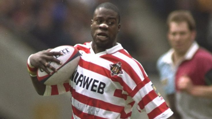 11 May 1996: Martin Offiah (left) of Wigan evades Darren O''Leary (right) of Harlequins during the Save and Prosper Middlesex Sevens tournament match between Wigan and Harlequins in Twickenham, England. \ Mandatory Credit: Andrew Redington/Allsport