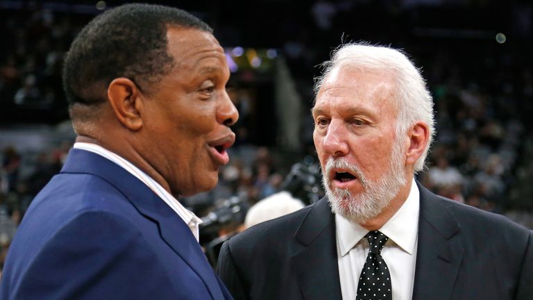 Coaches Alvin Gentry and Gregg Popovich exchange words