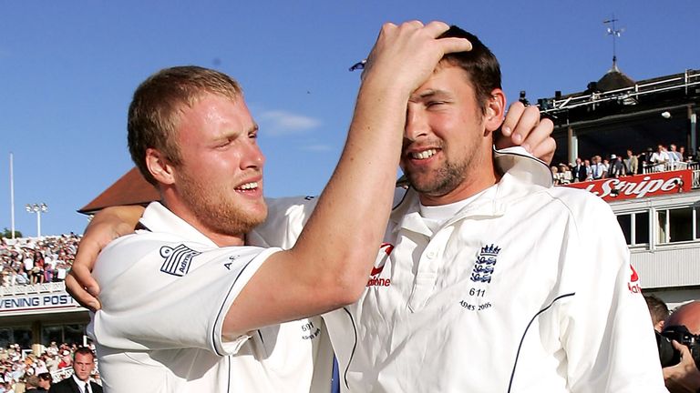 NOTTINGHAM, UNITED KINGDOM - AUGUST 28:  Stephen Harmison and Andrew Flintoff celebrate after winning the Fourth npower Ashes Test between England and Australia on August 28, 2005 played at Trent Bridge in Nottingham, United Kingdom.  (Photo by Tom Shaw/Getty Images) *** Local Caption *** Andrew Flintoff;Stephen Harmison