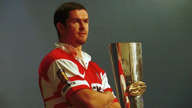 Pix: Simon Wilkinson...Andy Farrell..15/09/99.COPYWRIGHT PICTURE>>SIMON WILKINSON>>01943 436649..Andy Farrell, Wigan Skipper with Super League Trophy