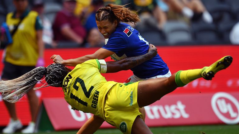  Ellia Green of Australia tackles Lina Guerin of France (R) in their women&#39;s match during the Sydney Sevens rugby tournament at Bankwest Stadium in Sydney on February 2, 2020.