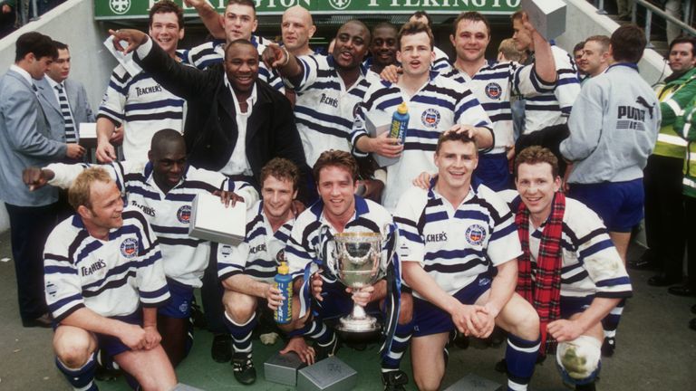 The Pilkington Cup Final between Bath and Leicester, 4th May 1996. The Bath team pose after their 16-15 win. (Photo by David Rogers/Getty Images)