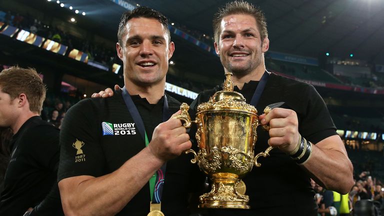 Dan Carter and Richie McCaw pose with the Webb Ellis Cup 