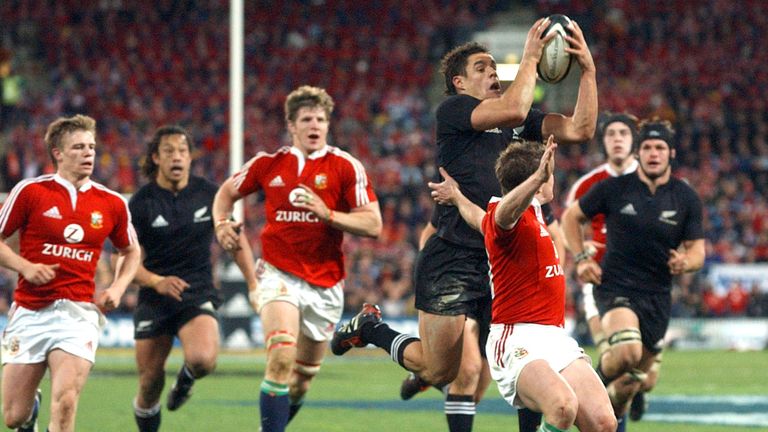 Carter beats Shane Williams to the ball in the second Test in Wellington