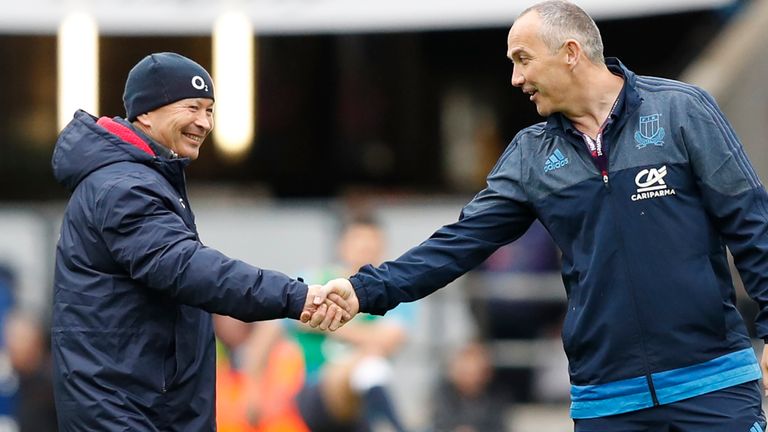 England&#39;s coach Eddie Jones (L) shakes hands with Italy&#39;s Irish coach Conor O&#39;Shea on the pitch ahead of the Six Nations in 2017