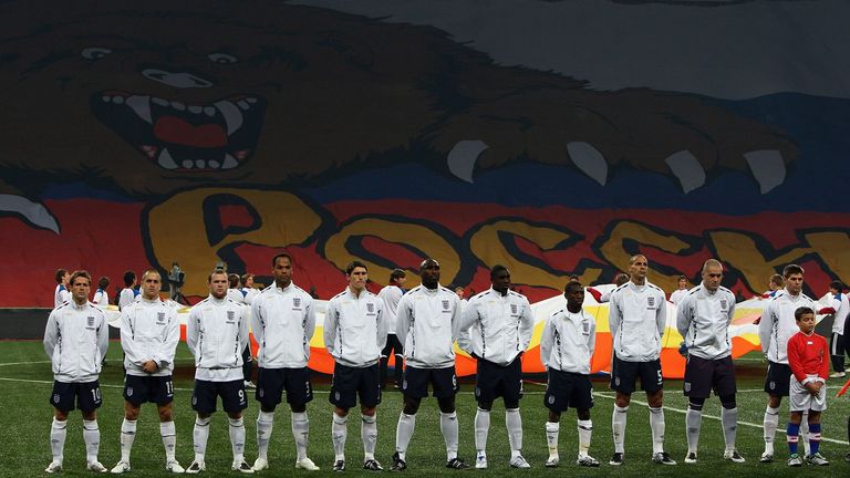 2007年英格兰与俄罗斯的比赛开始时，马丁·泰勒(Martin Tyler')的视野被这面巨大的国旗遮住了