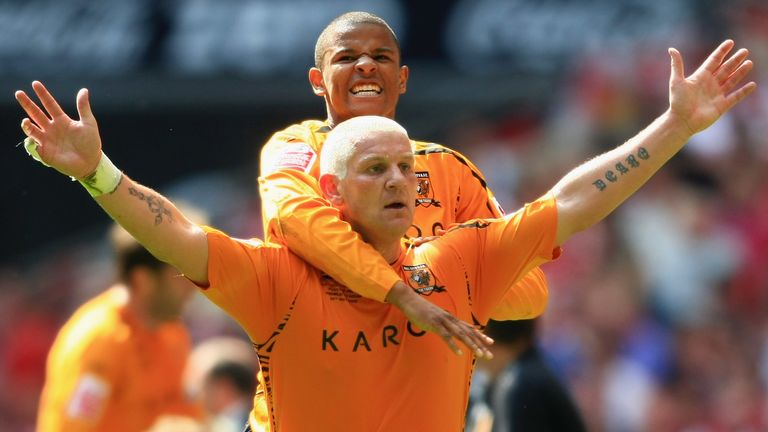 Dean Windass celebrates his goal with Fraizer Campbell  