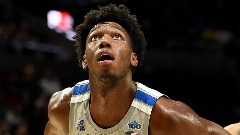 James Wiseman sets himself for a rebound during a Memphis-Oregon game
