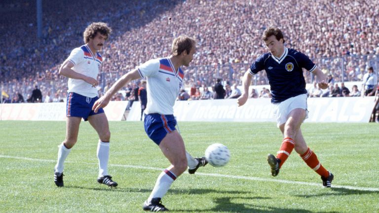 29/05/82.SCOTLAND V ENGLAND (0-1).HAMPDEN - GLASGOW.Scotland's John Robertson (right) in action at Hampden.