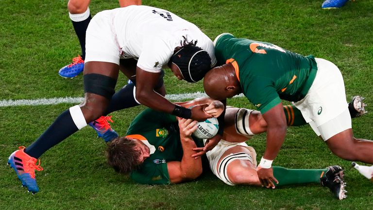 Itoje battles with Eben Etzebeth and Bongi Mbonambi at the breakdown