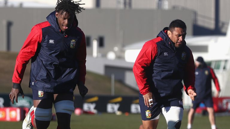 Maro Itoje (C) warms up with team mate Mako Vunipola during the British & Irish Lions training session at the Queenstown Event Centre on July 5, 2017 in Queenstown, New Zealand