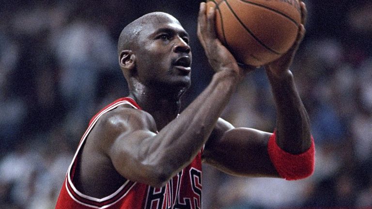Michael Jordan shoots a free throw for the Bulls during the 1997-98 season