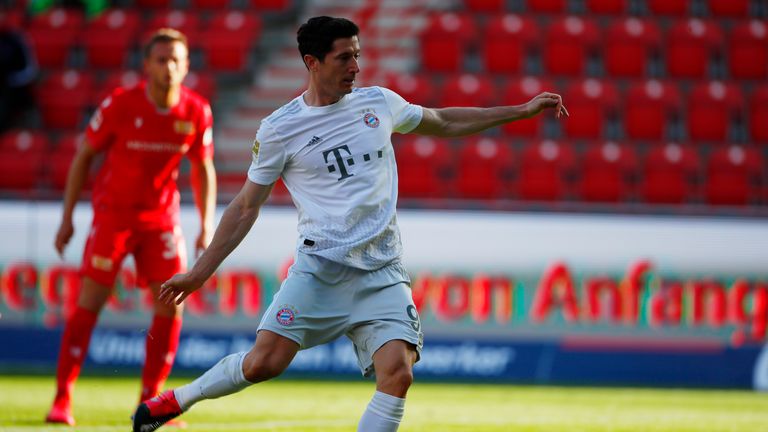 Lewandowski shows his cool style from the penalty spot