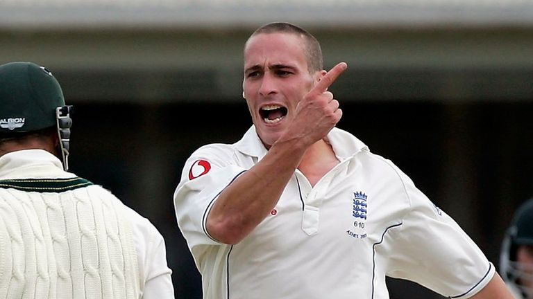 BIRMINGHAM, UNITED KINGDOM - AUGUST 06:  Simon Jones of England celebrates taking the wicket of Matthew Hayden of Australia during day three of the second npower Ashes Test match between England and Australia at Edgbaston on August 6, 2005 in Birmingham,England.  (Photo by Clive Mason/Getty Images) *** Local Caption *** Simon Jones;Matthew Hayden