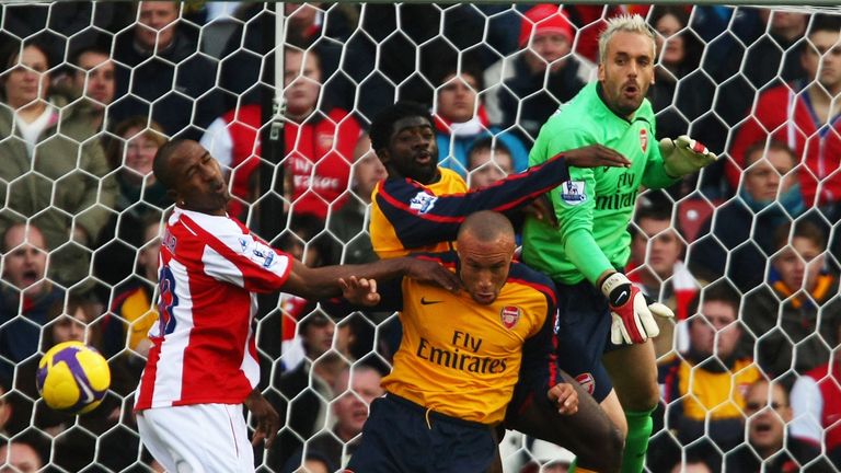 Arsenal found it difficult to combat Stoke&#39;s aerial threat