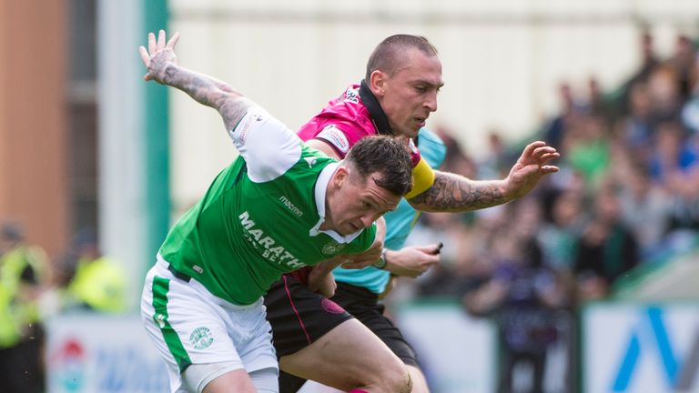 EDINBURGH, SCOTLAND - APRIL 21: Hibs' Danny Swanson and Celtic captain, Scott Brown, race for the ball as Hibernian play host to Celtic in the Ladbrokes Scottish Premiere League at Easter Road on April 21, 2018 in Edinburgh, Scotland. (Photo by MB Media/Getty Images)