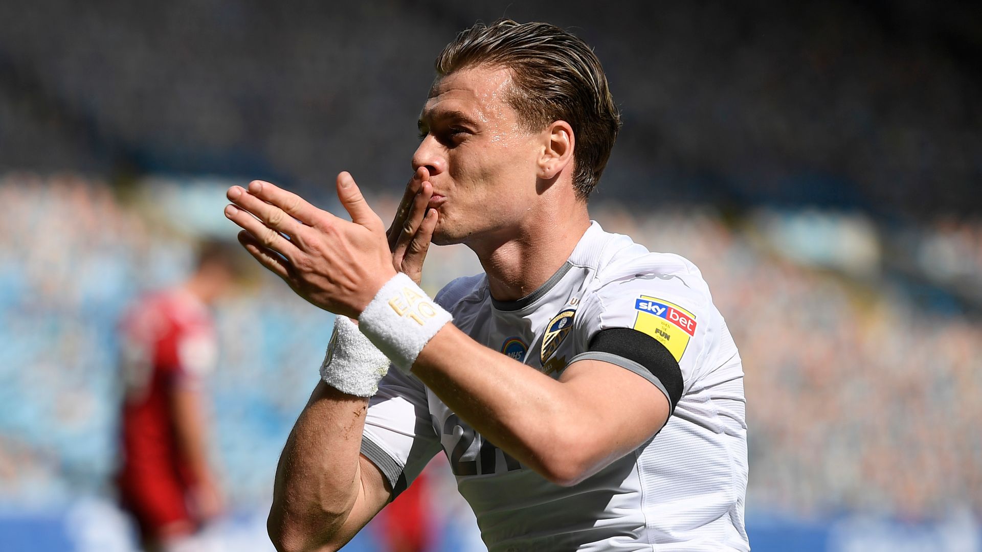Leeds beat Fulham to move three clear at top