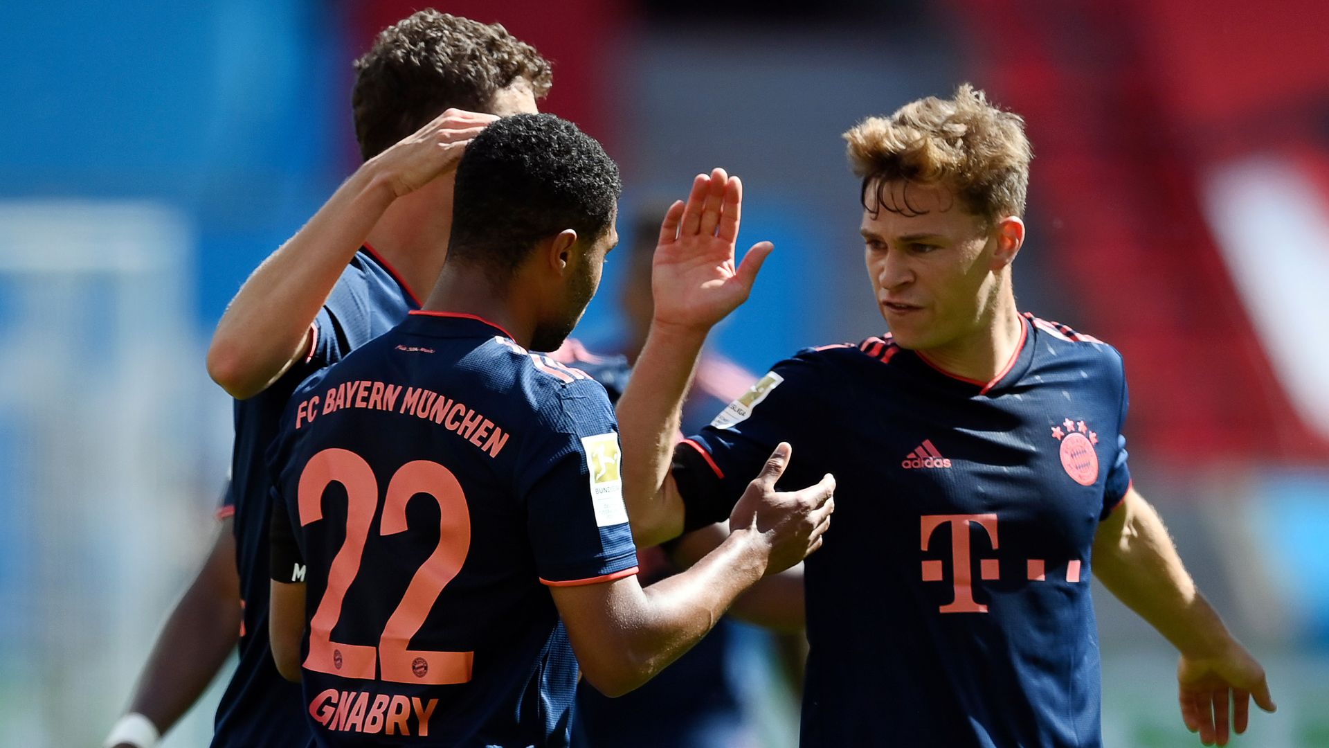 Bayern bounce back to close on title
