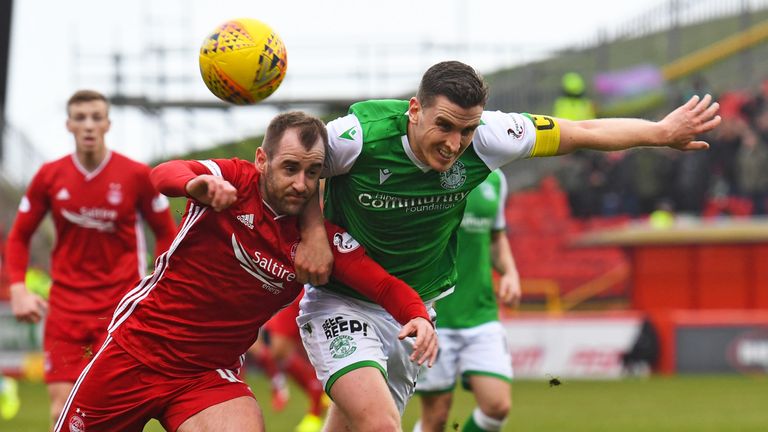 Aberdeen’s Niall McGinn (L) and Hibernian’s Paul Hanlon in action during the Scottish Premiership match at Pittodrie