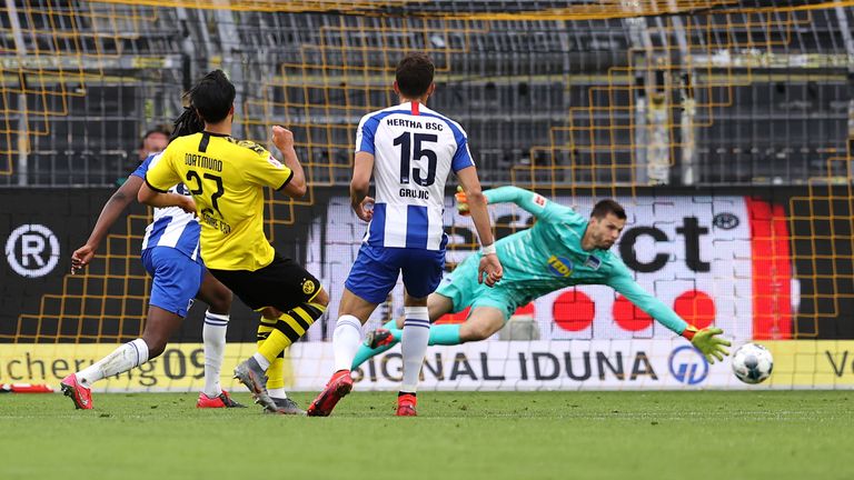 DORTMUND, GERMANY - JUNE 06: Emre Can of Borussia Dortmund scores his teams first goal past Goalkeeper, Rune Jarstein of Hertha BSC during the Bundesliga match between Borussia Dortmund and Hertha BSC at Signal Iduna Park on June 06, 2020 in Dortmund, Germany. (Photo by Lars Baron/Getty Images)