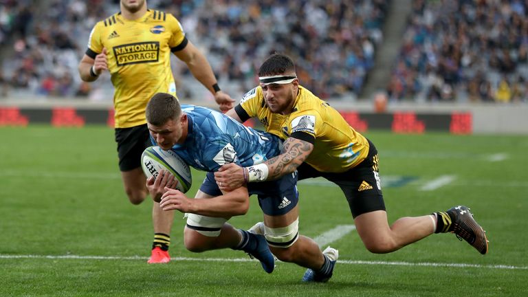  Dalton Papalii of the Blues dives over to score 