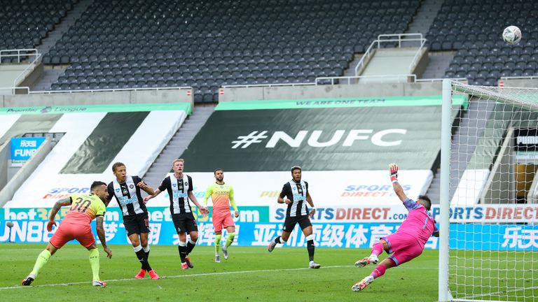 Dwight Gayle misses a key chance for Newcastle