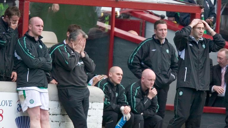 22/05/05 SPL .MOTHERWELL V CELTIC (2-1).FIR PARK - MOTHERWELL.Martin O'Neill can't believe it as the title slips from within Celtic's grasp. Aiden McGeady, John Hartson, John Robertson and Paul Lambert are also left stunned by Motherwell's late strikes.