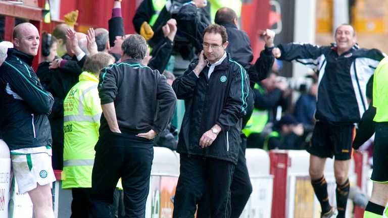 22/05/05 SPL.MOTHERWELL V CELTIC (2-1).FIR PARK - MOTHERWELL.Martin O'Neill and John Hartson sense the championship is gone as Jim Hamilton's celebrates Scott McDonald's winner.