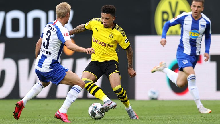 DORTMUND, GERMANY - JUNE 06: Jadon Sancho of Borussia Dortmund battles for the ball with Per Ciljan Skjelbred of Hertha BSC during the Bundesliga match between Borussia Dortmund and Hertha BSC at Signal Iduna Park on June 06, 2020 in Dortmund, Germany. (Photo by Lars Baron/Getty Images)